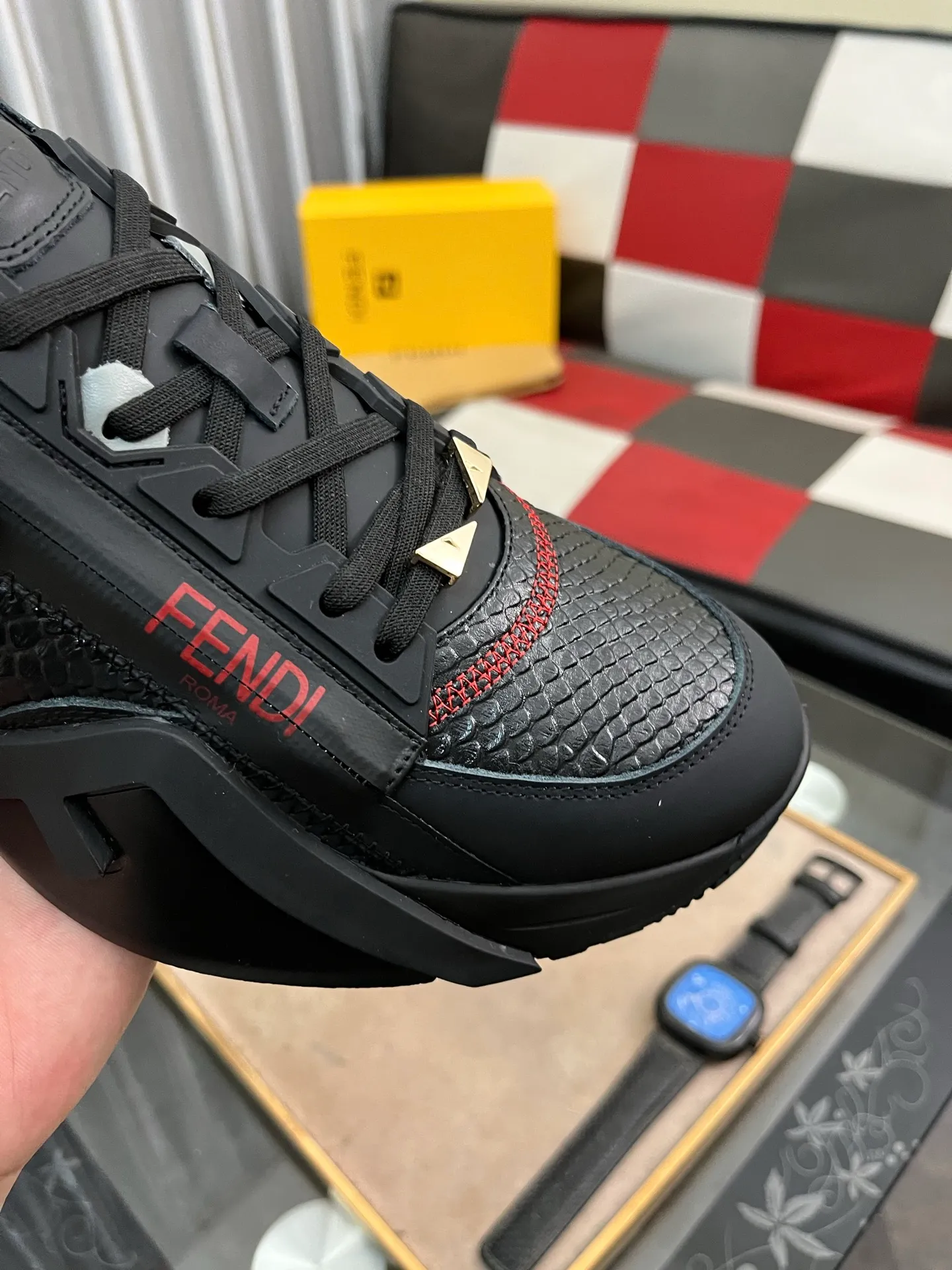 Men's Men's Shoes💰540⌚️⌚️【FENDI】FENDI high-tops are classic and comfortable for men. This complex sneaker is made of soft calfskin➕genuine leather lining➕original ultra-light rubber material with rough outsole. This unique and thin style is suitable for the casual and refined sensibility of this season. It is comfortable and natural on the feet. It is an everyday style for casual travel in autumn and winter! 38−444️⃣colors available